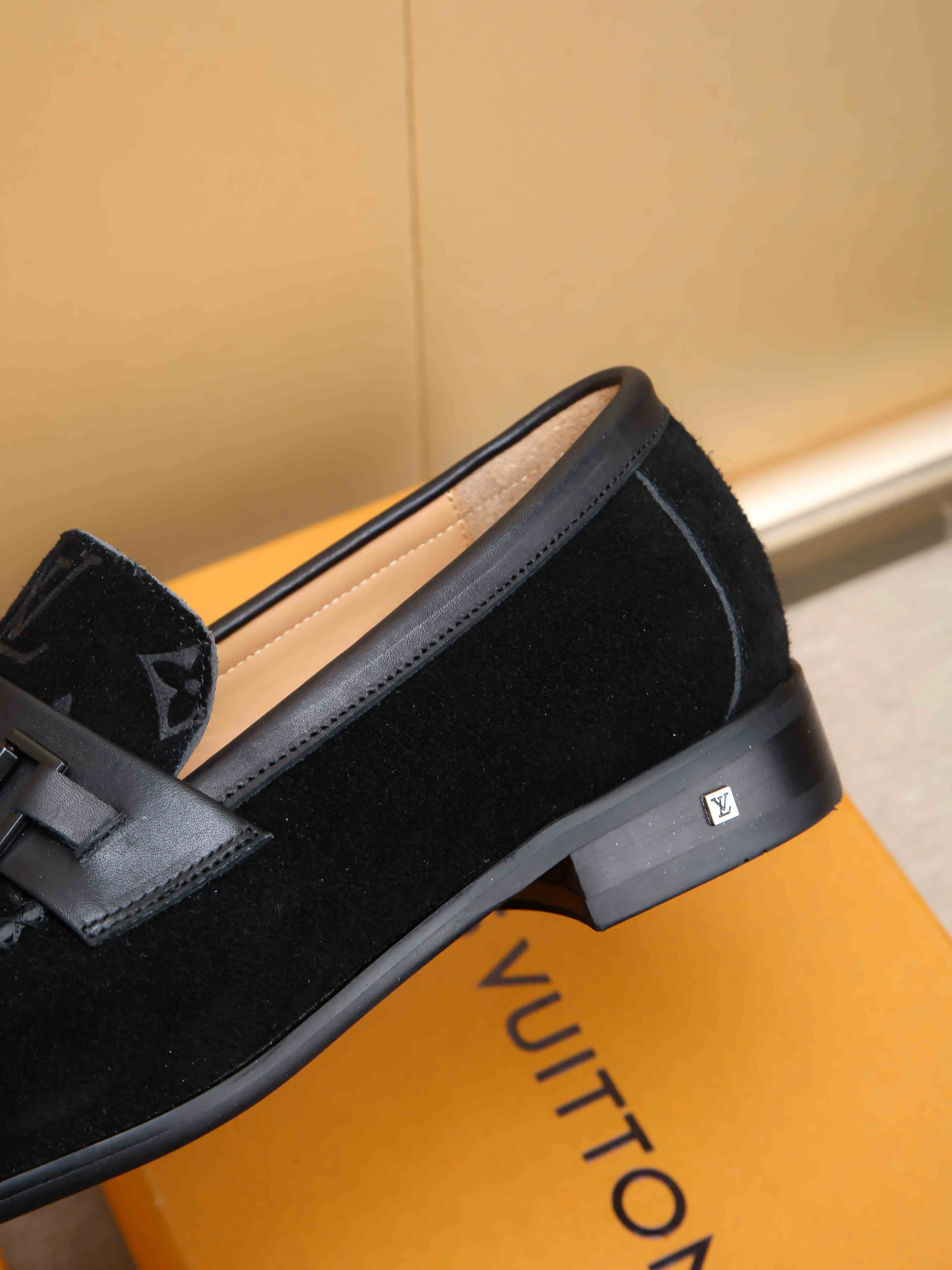 Men's shoes 💰 460 💰 Louis Vuitton LV ® 🆕 model 🔛Full shoe counter, first layer cowhide, 🐂leather lined casual shoes for men, super soft outsole, essential for driving. Counter synchronization, original first layer cowhide, completely 1:1 mold customization🌹top version, color optional! Number: 39-44 (customized at 38.45)